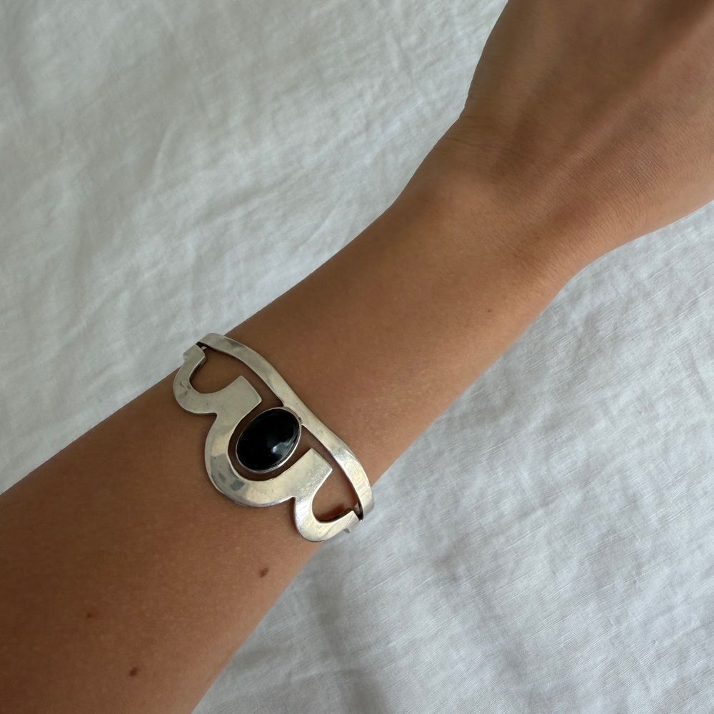 Vintage Taxco sterling silver black onyx scalloped cuff bracelet - Size 6”